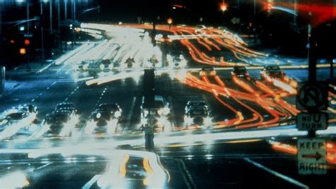 Koyaanisqatsi: Een hypnotiserende fusie van minimalistische klanken en epische orkestratie.